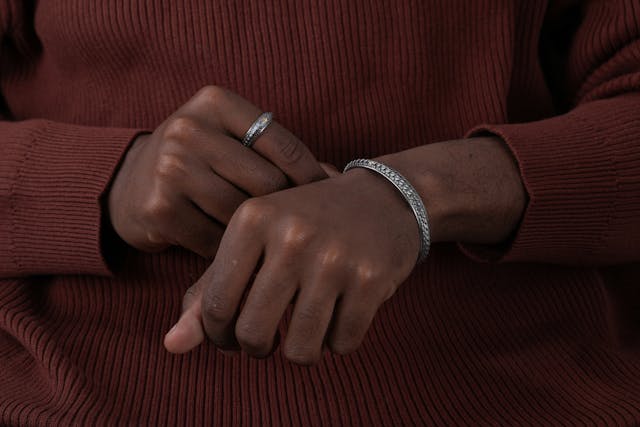 Srebrne akcenty na nadgarstku - codzienna elegancja